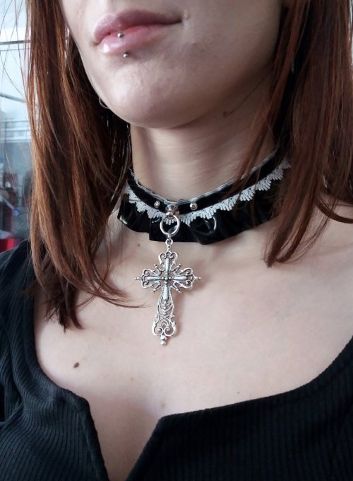 Choker croix gothique en vinyl noir, bijou grunge pour femme