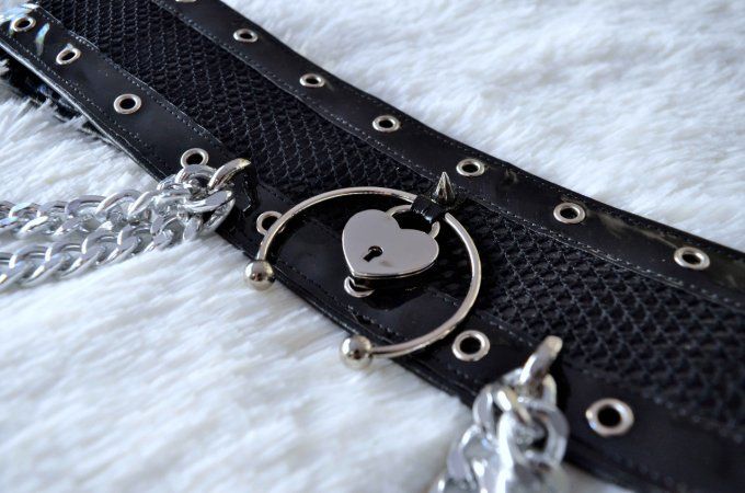 Ceinture vynil et chaines métalliques avec cadenas coeur - BOLD N'HEAVY - COLLECTION ST VALENTIN