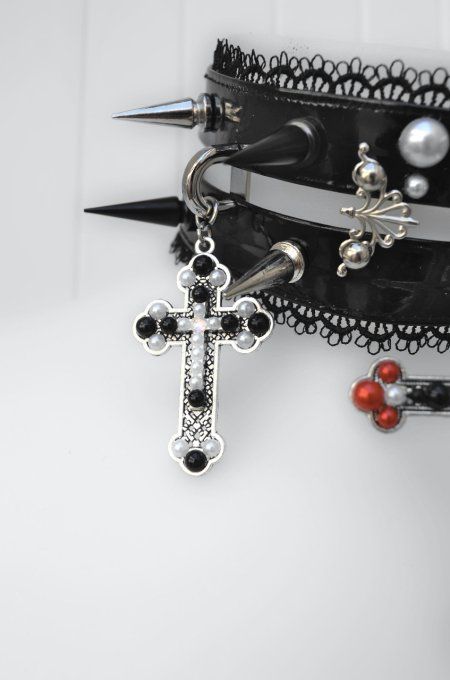 BLASPHEMY CHOKER - choker croix gothique victorien en PVC vinyl et spikes