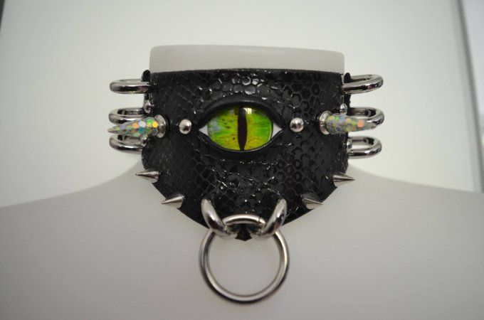 Choker Toxic Devilz Dragon - Choker goth avec oeil et piques phosphorescents