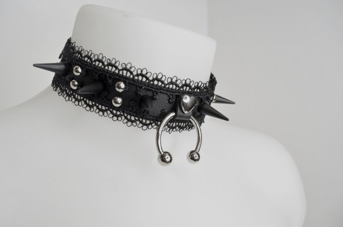 LETHAL METAL choker coeur, ras de cou gothique avec anneau piercing, dentelle et piques noirs mat
