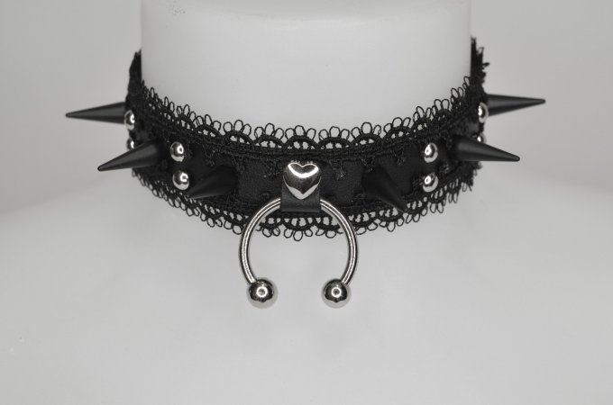 LETHAL METAL choker coeur, ras de cou gothique avec anneau piercing, dentelle et piques noirs mat