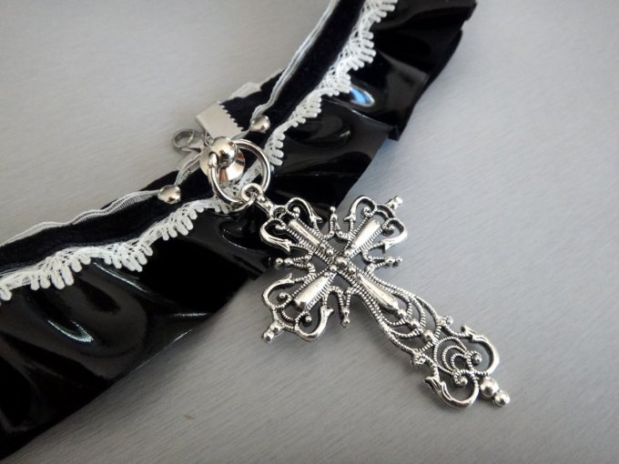 Choker croix gothique en vinyl noir, bijou grunge pour femme