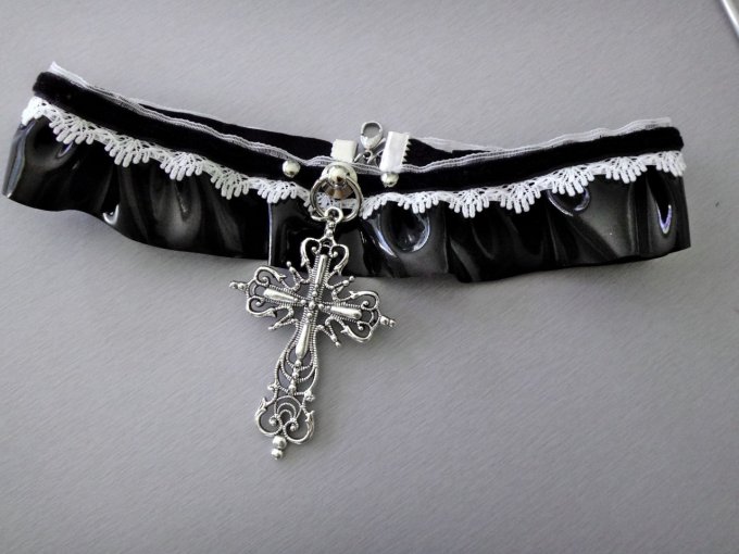 Choker croix gothique en vinyl noir, bijou grunge pour femme