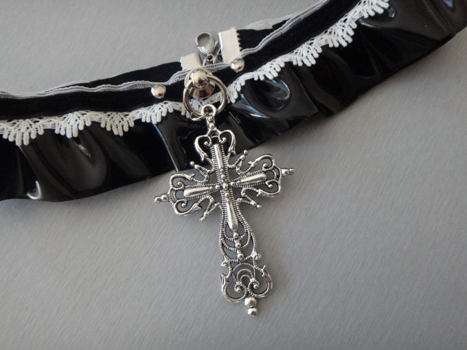 Choker croix gothique en vinyl noir, bijou grunge pour femme