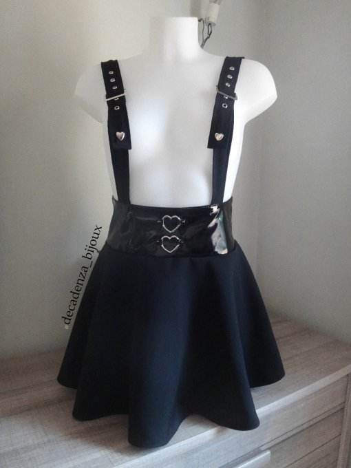 Jupe pvc coeur pastel goth à bretelles , jupe vynil goth, vêtements gothique femme, jupe coeur noire