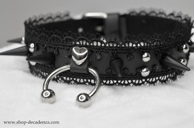 LETHAL METAL choker coeur, ras de cou gothique avec anneau piercing, dentelle et piques noirs mat