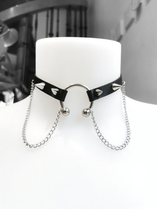 LETHAL METAL O-ring choker, choker piercing en simili cuir, avec spike et chaines.