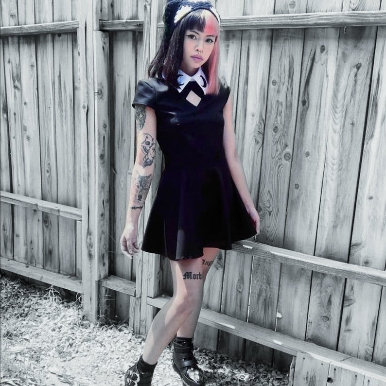 Robe gothique avec un motif lune sur le col robe style sorciere robe patineuse noire col claudine Shop decadenza