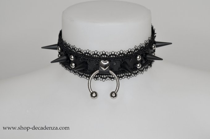 LETHAL METAL choker coeur, ras de cou gothique avec anneau piercing, dentelle et piques noirs mat