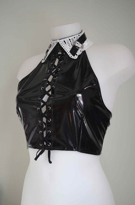 MORTIFIED LOVE TOP - Crop top en PVC laqué avec col claudine blanc et anneaux coeur   