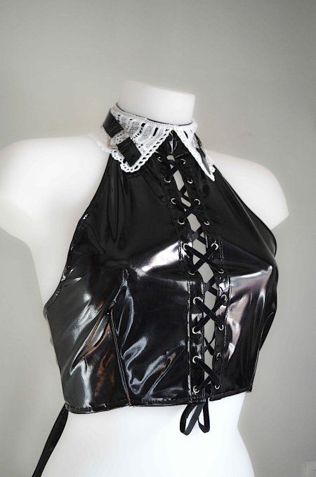 MORTIFIED LOVE TOP - Crop top en PVC laqué avec col claudine blanc et anneaux coeur   