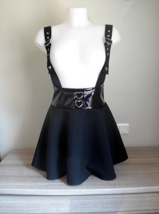 Jupe pvc coeur pastel goth à bretelles , jupe vynil goth, vêtements gothique femme, jupe coeur noire